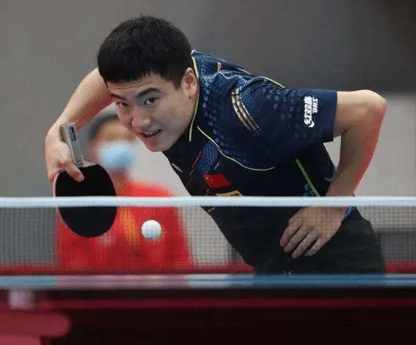 但她依然坚 但她依然坚